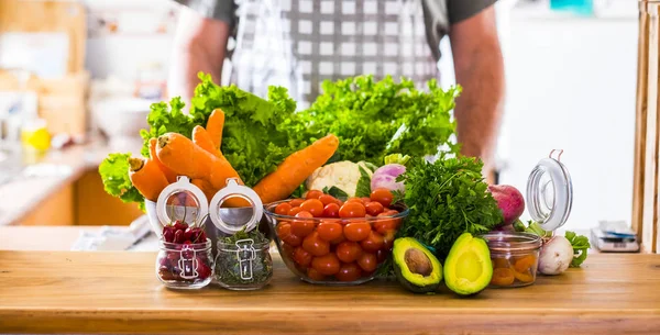 Mesa Llena Verduras Vegetarianas Alimentos Listos Para Comer Cocinar Concepto —  Fotos de Stock