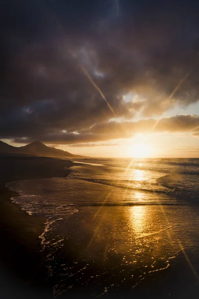 Красивий Захід Сонця Морськими Хвилями Горами Фоні — стокове фото