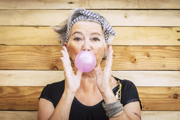 Funny Alternative Old People Caucasian Beautiful Woman Pink Bubble Chewing — Stock Photo, Image