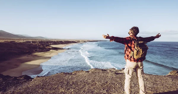 Человек Стоящий Скале Фоне Океана — стоковое фото