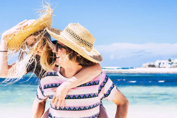 Счастливые Веселые Молодые Люди Смеются Веселятся Пляже Время Летних Каникул — стоковое фото