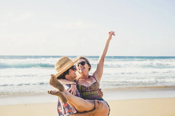 Χαρούμενο Ζευγάρι Που Περνά Χρόνο Μαζί Στην Παραλία Κατά Διάρκεια — Φωτογραφία Αρχείου