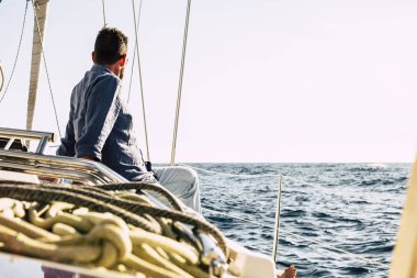 yolculuk sırasında yelkenli teknede seyahat zevk adam