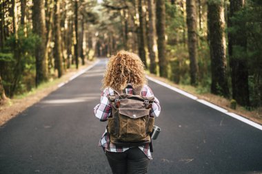 Etrafında inanılmaz orman ile aktif yaşam tarzı trekking güzel genç kadın 