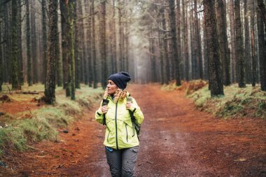 Etrafında inanılmaz orman ile aktif yaşam tarzı trekking güzel genç kadın 