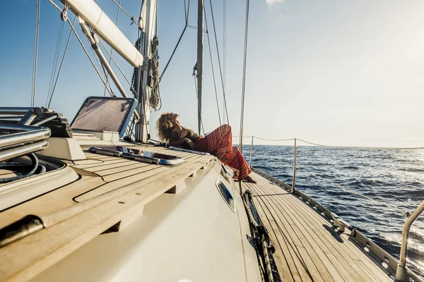 Vrolijke Gelukkige Mensen Genieten Van Reizen Zeilboot Tijdens Reis — Stockfoto