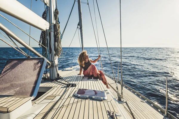 Alegre Gente Feliz Disfrutando Viajar Barco Vela Durante Viaje —  Fotos de Stock