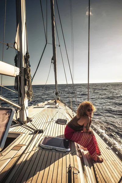 Vrolijke Gelukkige Mensen Genieten Van Reizen Zeilboot Tijdens Reis — Stockfoto