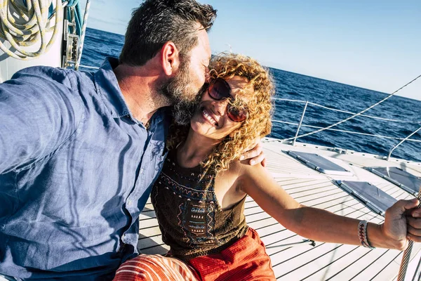 Romantic Happy Couple Kissing Taking Selfie Sail Boat — Stock Photo, Image