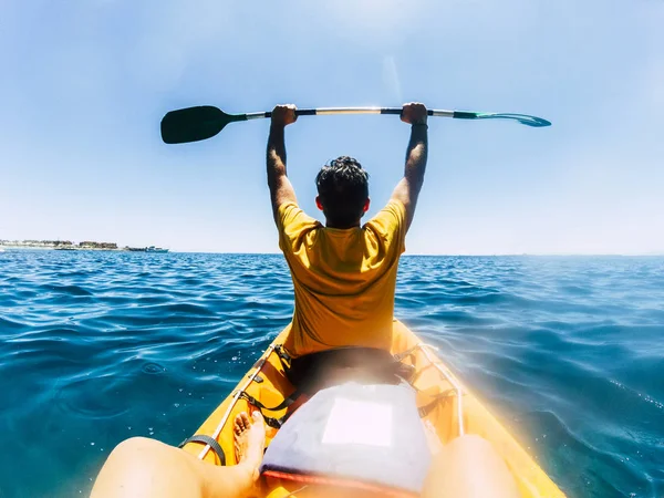 青い海でカヤックでツアーを楽しむ夏休みの人々 — ストック写真