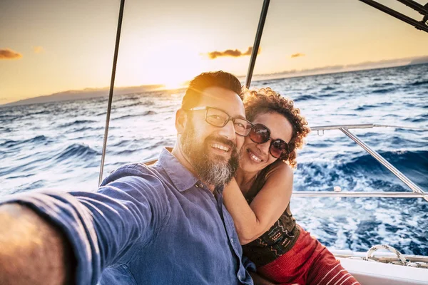 Romantisches Und Glückliches Paar Umarmt Und Macht Selfie Auf Segelboot — Stockfoto