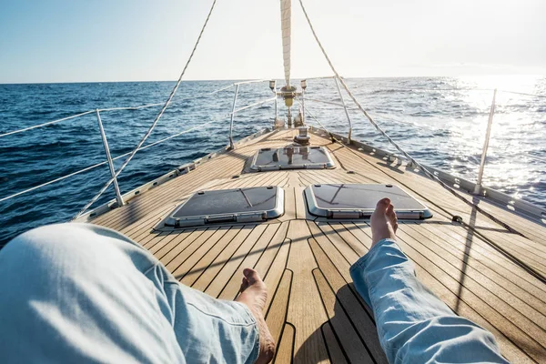 Benen Van Mens Genieten Van Reizen Zeilboot Tijdens Reis — Stockfoto