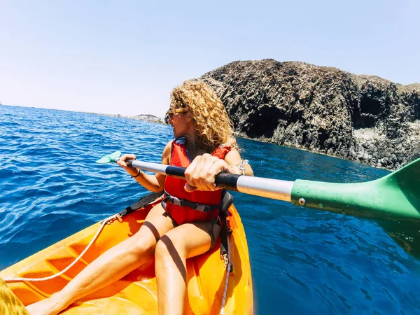Mujer Flotando Kayak Por Océano Disfrutando Vacaciones Verano —  Fotos de Stock