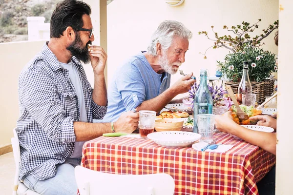 Senior Vader Volwassen Zoon Lunchen Samen Thuis — Stockfoto