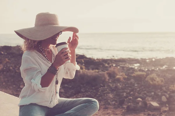 Mujer Con Sombrero Elegante Disfrutando Bebida Aire Libre — Foto de Stock