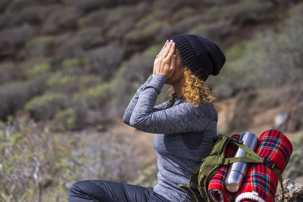 Schöne Junge Frau Trekking Aktiven Lebensstil Mit Erstaunlicher Natur Sie — Stockfoto