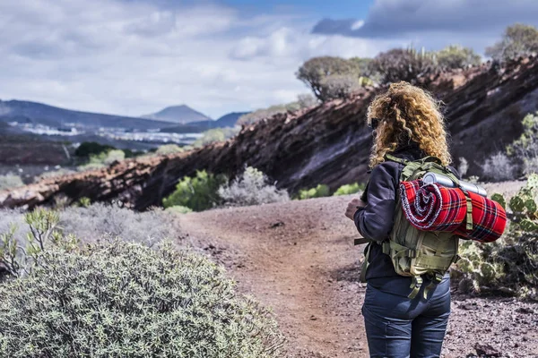 Mulher Bonita Estilo Vida Ativo Trekking Com Natureza Incrível Torno — Fotografia de Stock