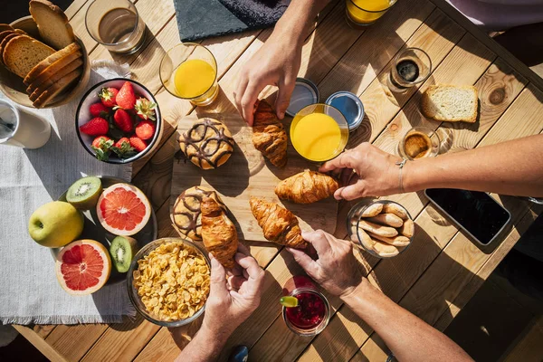 Vista Dall Alto Delle Persone Che Fanno Colazione Insieme — Foto Stock