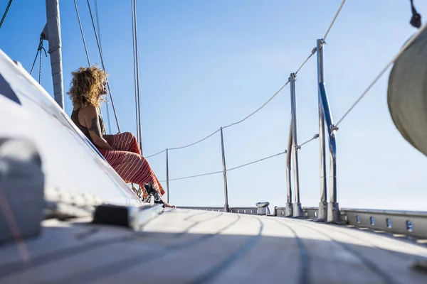 Vrolijke Gelukkige Mensen Genieten Van Reizen Zeilboot Tijdens Reis — Stockfoto