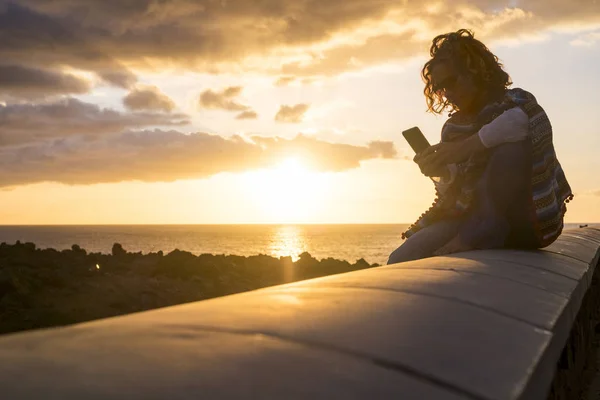 Donna Utilizzando Smartphone Digitando Leggendo Durante Tramonto Sorprendente Colorato — Foto Stock