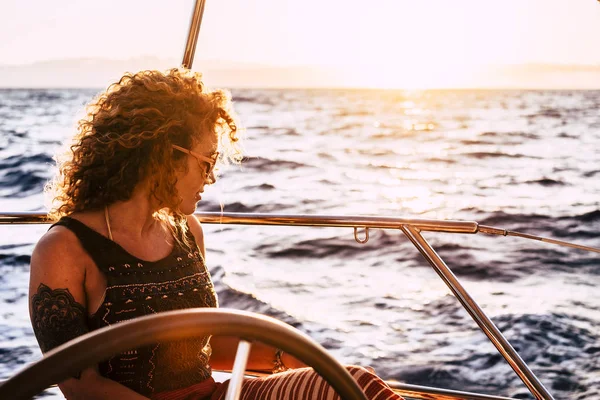 旅行中に帆船で旅行を楽しむ陽気な女性 — ストック写真