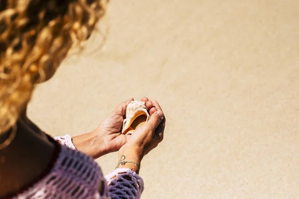 Blonde Woman Holding Seashell Hands Sand — Fotografie, imagine de stoc