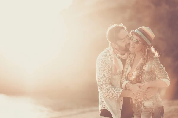 Romántica Feliz Pareja Besándose Playa —  Fotos de Stock