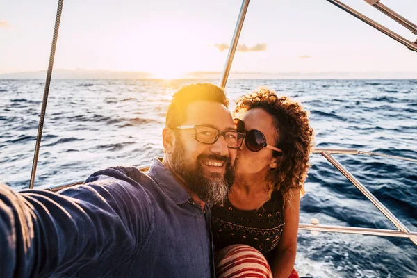 Romantisches Und Glückliches Paar Küsst Sich Und Macht Selfie Auf — Stockfoto