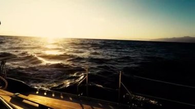 Tatil gezisi için yelkenliyle yelken açma fikri 