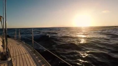 Tatil gezisi için yelkenliyle yelken açma fikri 