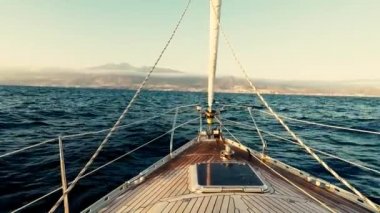 Tatil gezisi için yelkenliyle yelken açma fikri 