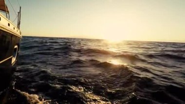 Tatil gezisi için yelkenliyle yelken açma fikri 