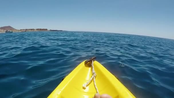 Mannelijke Benen Gele Kajak Met Blauw Oceaan Water Rond — Stockvideo