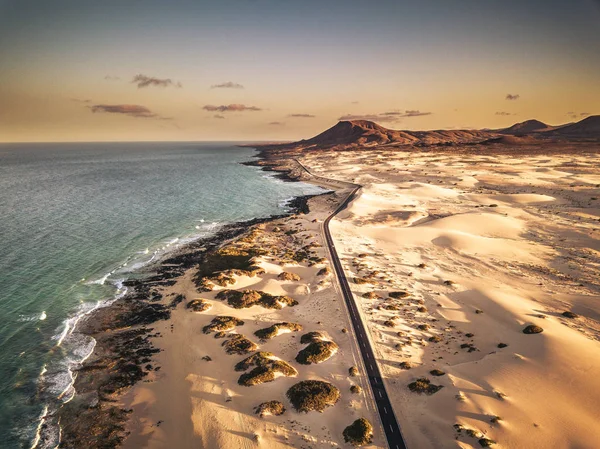 Estrada Longa Asfalto Estrada Com Praia Deserto Areia Ambos Lados — Fotografia de Stock