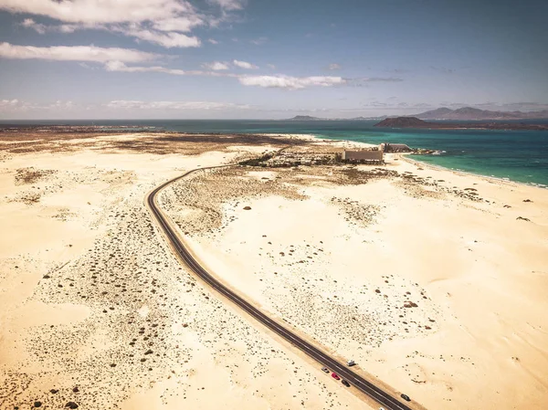 Lange Snelweg Asfalt Weg Met Woestijn Zandstrand Aan Beide Zijden — Stockfoto