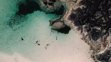 mavi okyanus dalgaları ve sarı kumlu plaj havadan görünümü 