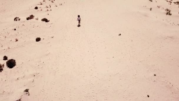 Kvinna Vilar Medan Har Roligt Sanddynerna Öknen Park — Stockvideo