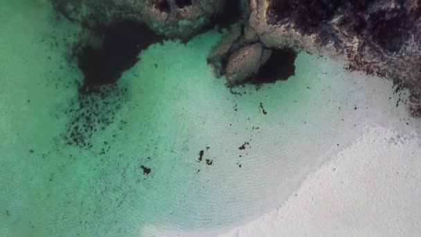青い海の波と黄色の砂浜の航空写真 — ストック動画