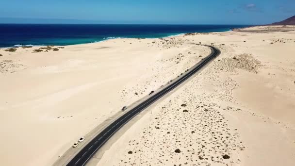 Luftaufnahme Einer Schwarzen Geraden Asphaltstraße Mit Sand Und Wüste Auf — Stockvideo