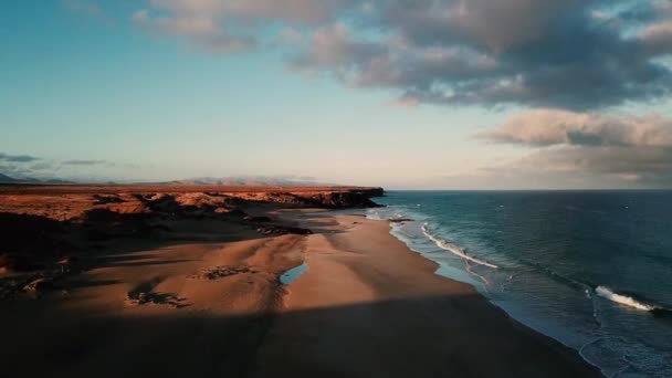 Flygbild Över Blå Havsvågor Och Gul Sandstrand — Stockvideo