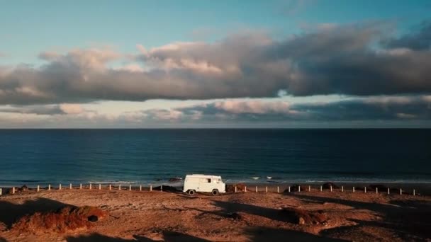 Старый Винтажный Фургон Движущийся Вдоль Береговой Линии Океана — стоковое видео
