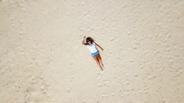 Woman Resting While Having Fun Dunes Desert Park — Stock Video