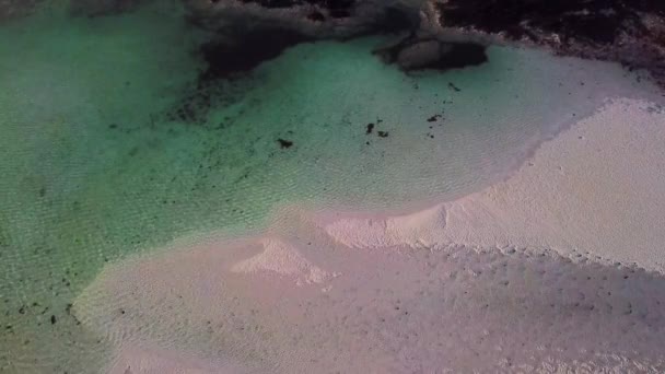 Vista Aérea Ondas Azuis Oceano Praia Areia Amarela — Vídeo de Stock