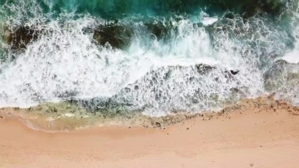 Widok Lotu Ptaka Błękitne Fale Oceanu Żółtą Piaszczystą Plażę — Wideo stockowe