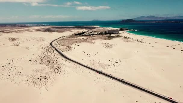 両側に砂と砂漠と黒の直線アスファルトの道路の空中ビュー — ストック動画