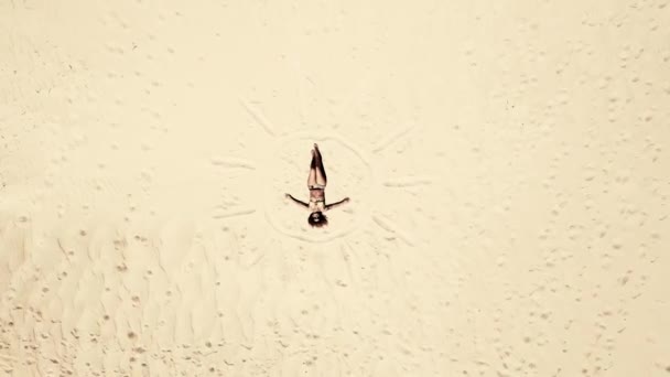 Жінка Відпочиває Розважаючись Дюнах Пустельного Парку — стокове відео