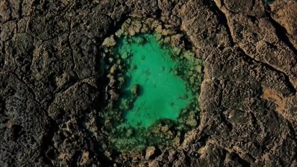 Blauw Natuurlijk Zwembad Midden Van Zwarte Vulkanische Rotsen Groene Lagune — Stockvideo