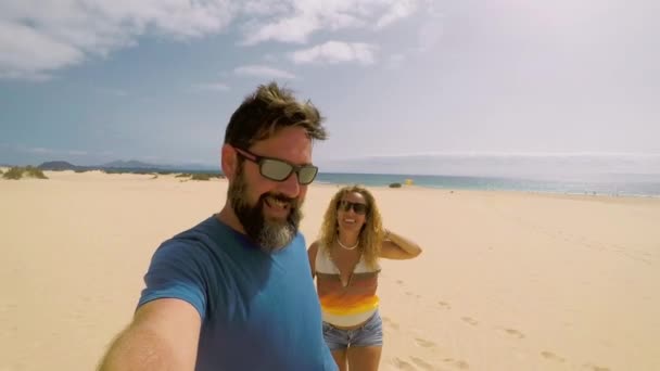 砂漠で楽しんでいる旅行者のカップルとの愛と関係の概念 — ストック動画