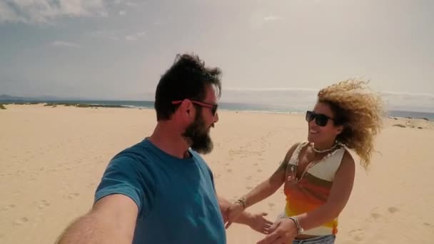 砂漠で楽しんでいる旅行者のカップルとの愛と関係の概念 — ストック動画