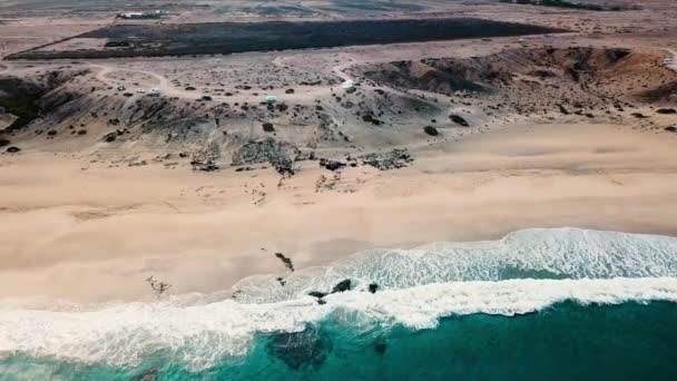 Vue Aérienne Des Vagues Bleues Océan Plage Sable Jaune — Video